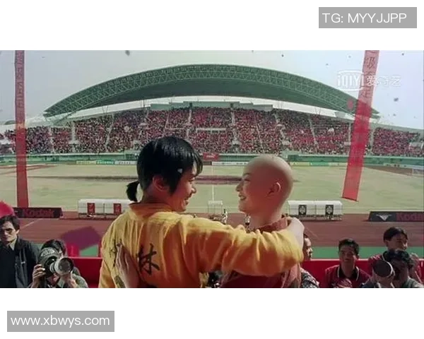 星爷与师兄同台演唱少林足球主题曲笑点满满笑声连连